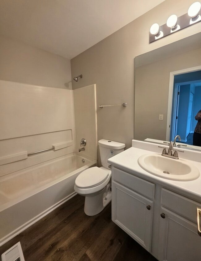Building Photo - 675 Fieldcrest Dr