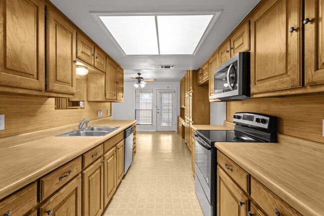 Building Photo - 6505 Towne Park Dr