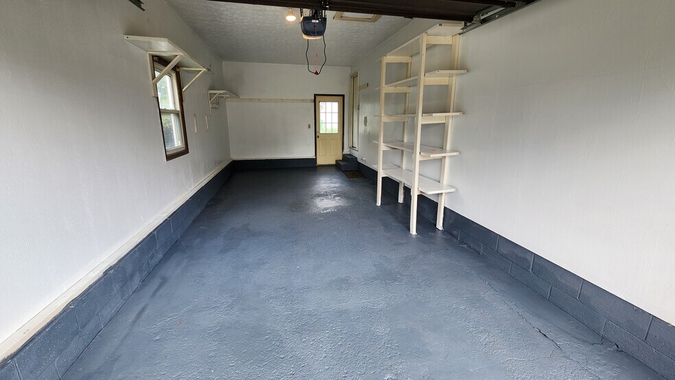 Garage - 615 Applegrove St NW