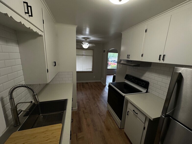 Building Photo - 8311 Bridgeport Way SW