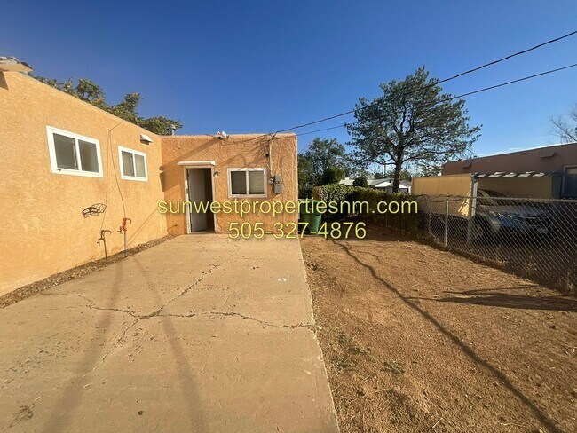 Building Photo - 3011 E Edgecliff Dr
