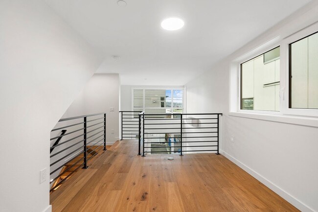 Building Photo - Eastlake Loft Condominium