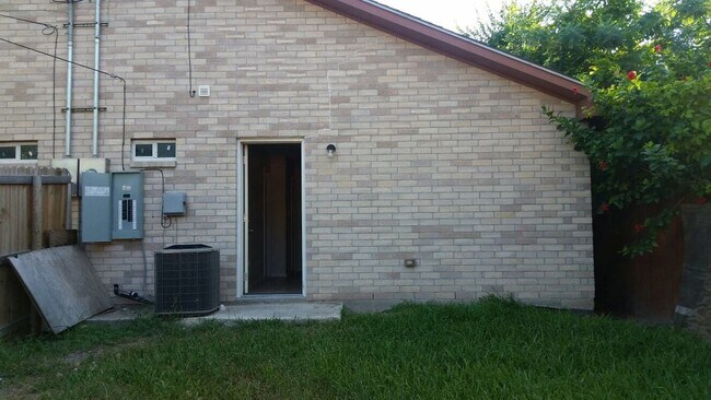 Building Photo - 909 E Jefferson St