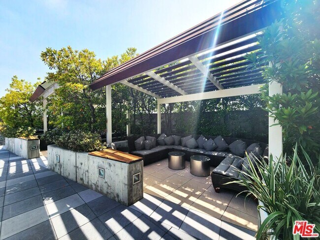 Building Photo - 3785 Wilshire Blvd