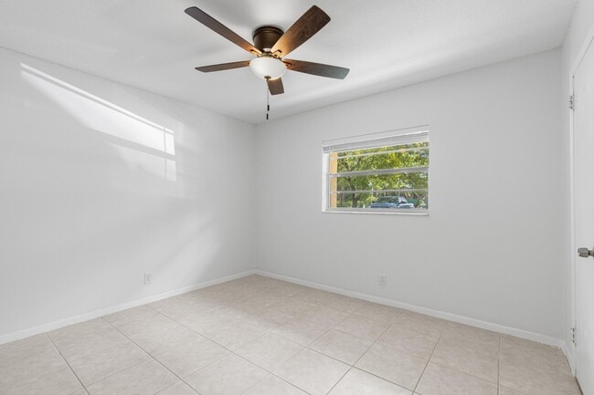 Building Photo - 10693 N Military Trl