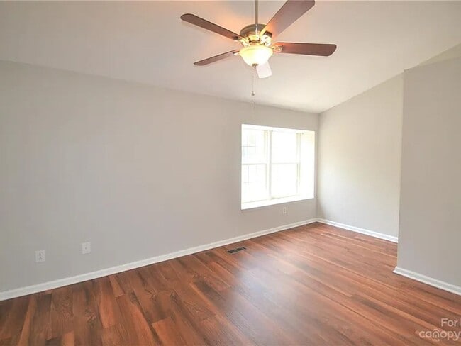 Building Photo - Updated 2 Bed, 2.5 Bath Townhome in Charlotte