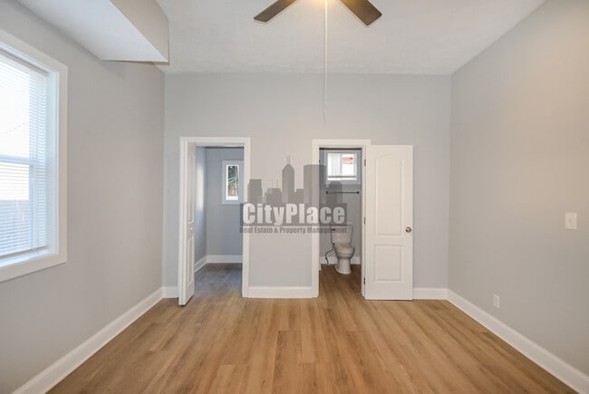 Building Photo - 2224 N Kenwood Ave