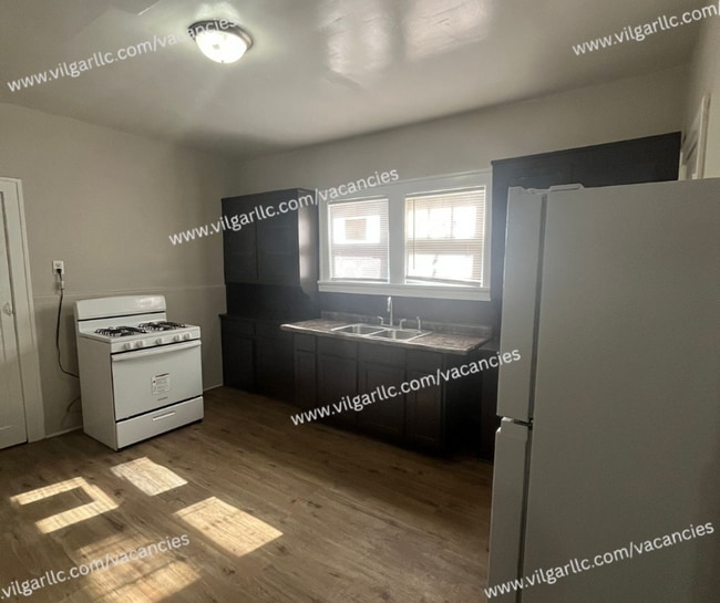 Building Photo - 3 large bedrooms, 1 full bath home in Gary...