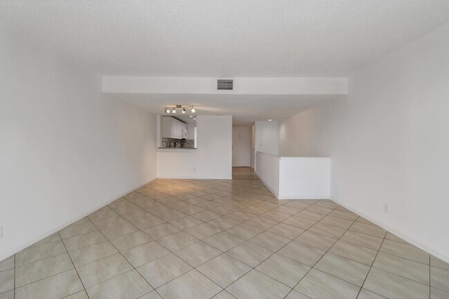 Building Photo - 2820 Tennis Club 204 Dr