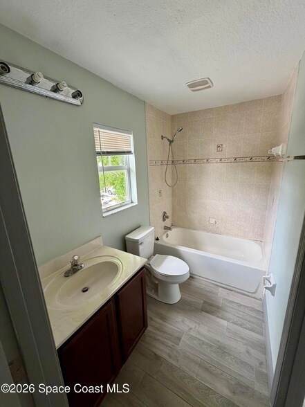 Building Photo - 915 Twisting Branch Ct