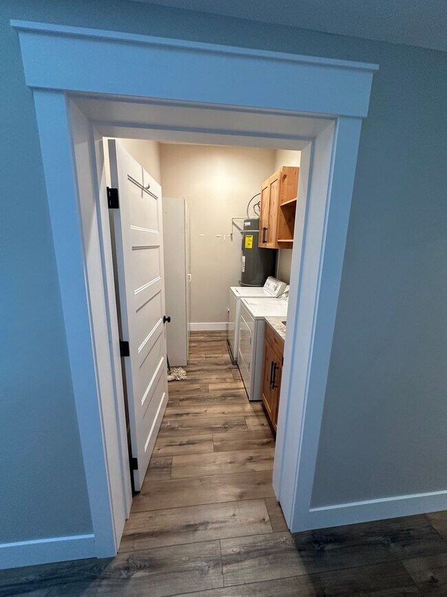 Building Photo - 1-Bedroom 1 Bath Apartment Attached To Mai...