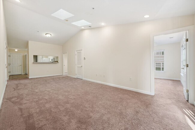 Building Photo - 1 Bedroom + 1 Full Bathroom Available at 3...