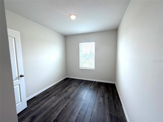 Building Photo - 1213 BALSAM Dr