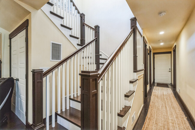 Building Photo - 30 Castlewood Dr