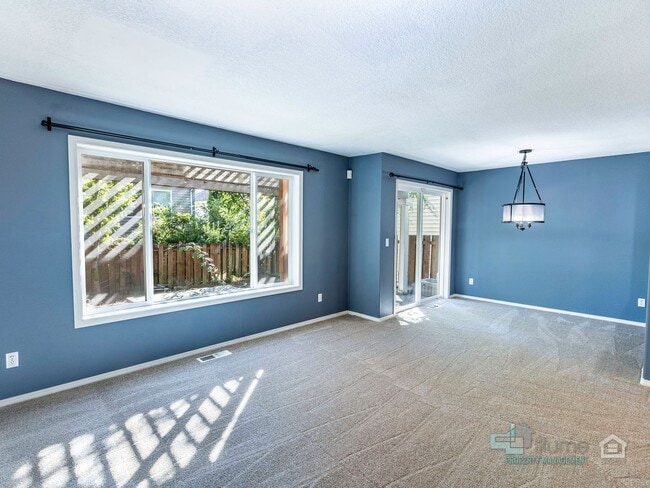 Building Photo - 2 Bedroom, 2.5 Bath Close to Nike and Intel!