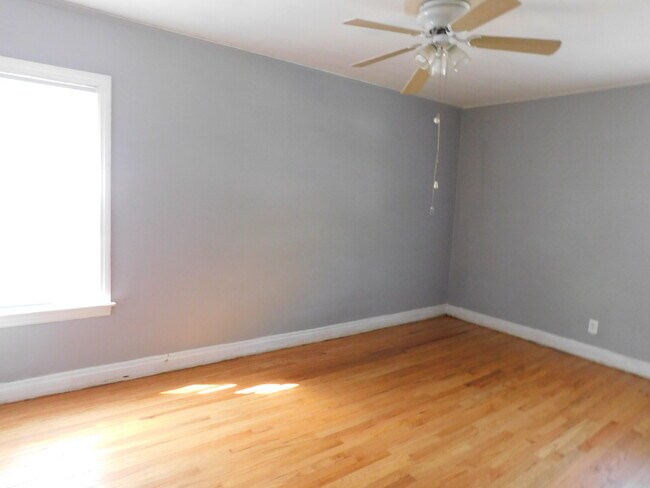 Building Photo - Clean and Tidy Upper Unit of Duplex