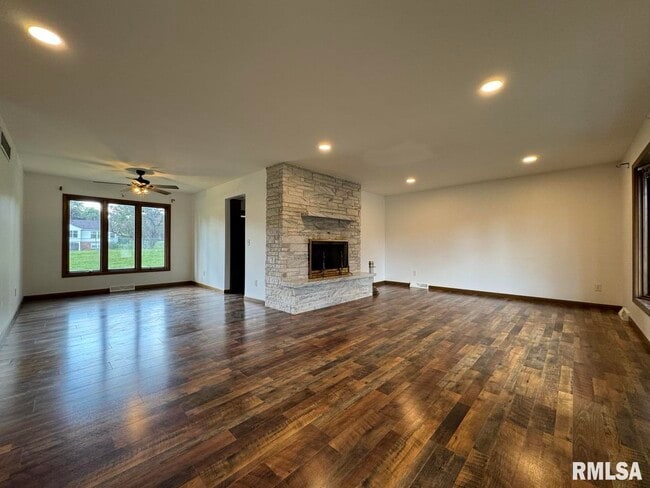 Building Photo - 3816 Ridgewood Dr