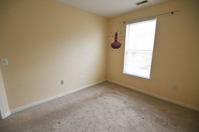 Building Photo - Seven Oaks Townhouse