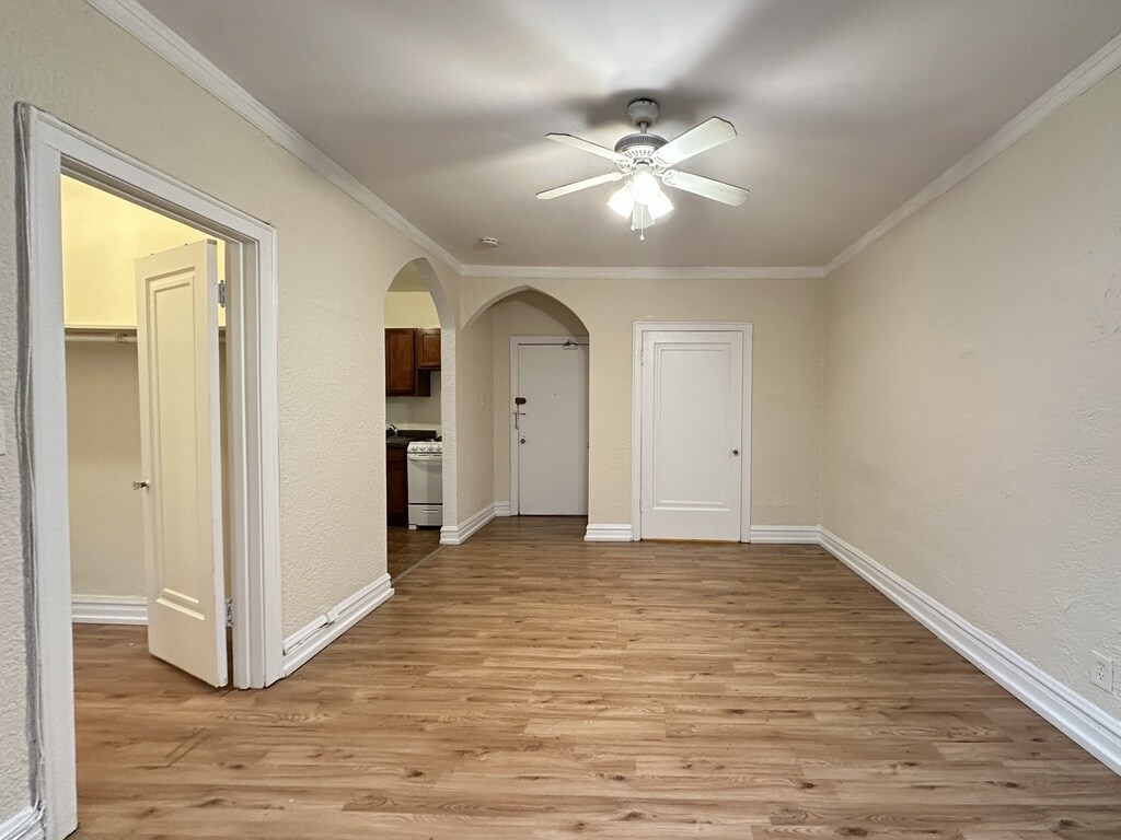 Building Photo - 4834 N Damen Ave