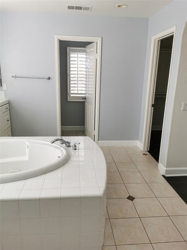 Building Photo - 1318 Swan Loop S