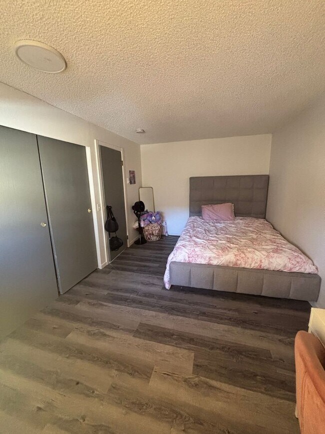 Building Photo - Updated Northgate 2bd 1.5 bath two story unit!