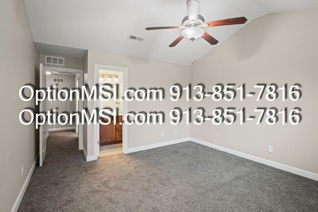 Building Photo - Townhome available in Piper schools