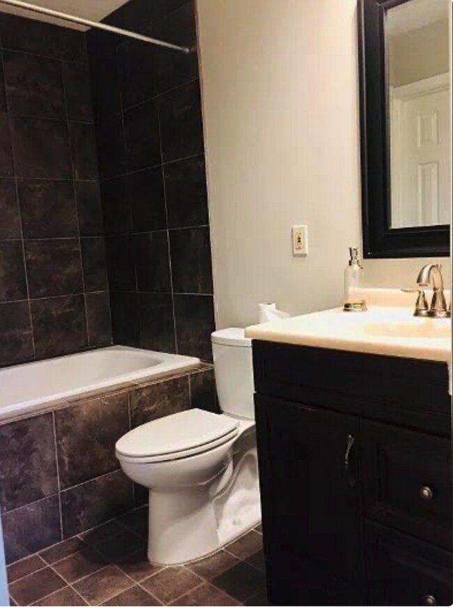 Building Photo - 2 bed 2 bath w/pool LOCATION!!