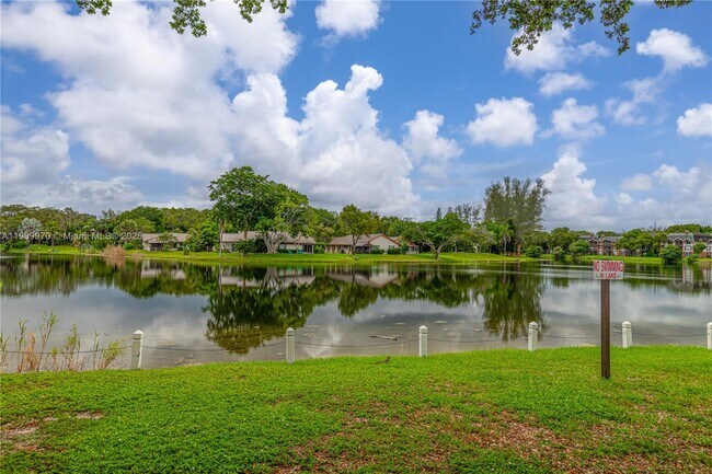 Building Photo - 3760 Inverrary Dr