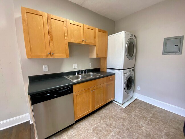 Building Photo - Two Bedroom/One Bathroom, Top Floor Minutes From Beltline