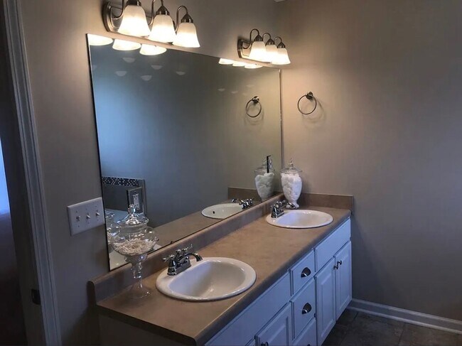 Building Photo - Charming 3/2 furnished home on quiet street