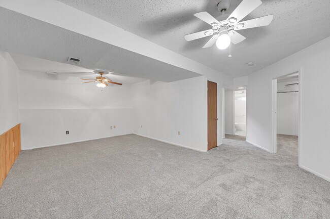 Building Photo - $2,085.00 - 3 Bedrooms, 2 Bathrooms Townhouse in Aurora with Washer and Dryer!