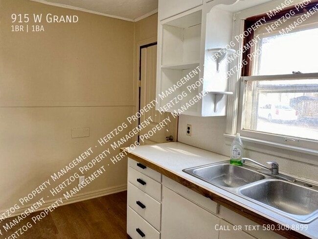 Building Photo - 915 W Grand-