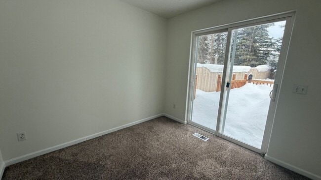 Building Photo - Lovely west Facing 3 Bed, 2 Bath, 2 Car Garage Townhouse!  Available now!