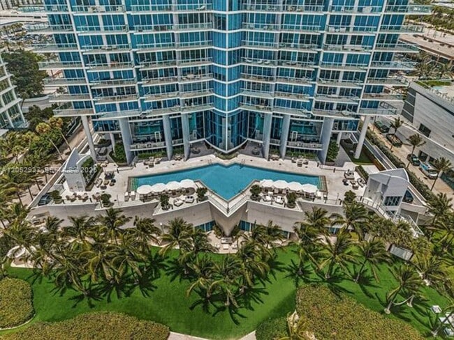 Building Photo - 17001 Collins Ave