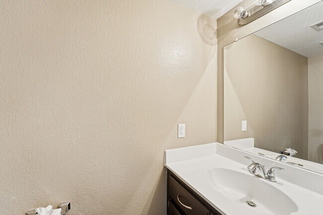 Building Photo - Beautifully maintained 3-bedroom, 2.5-bath Condo in the heart of Phoenix!