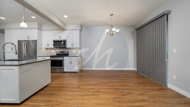 Building Photo - Modern Comfort and Functional Space
