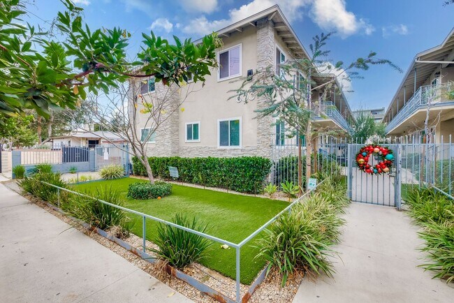 Building Photo - Modern Courtyard-Style Living in Hyde Park...