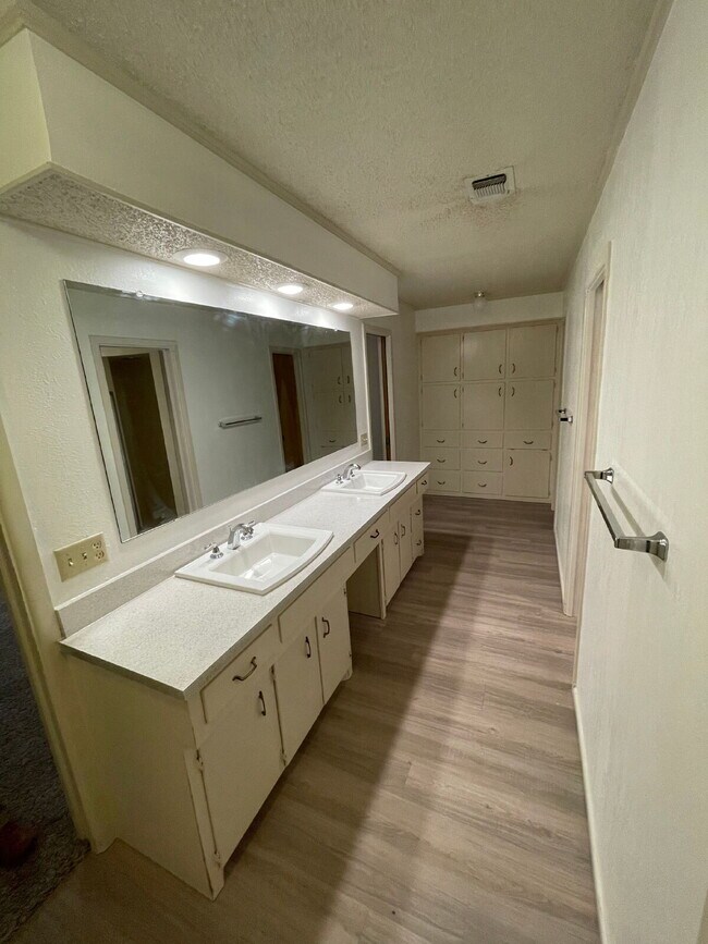Building Photo - Beautiful Large Home with Basement