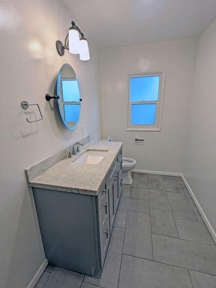 Building Photo - 817 S Windsor Blvd