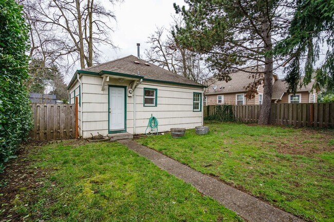 Building Photo - 1 Bedroom 1 Bath with Detached Garage