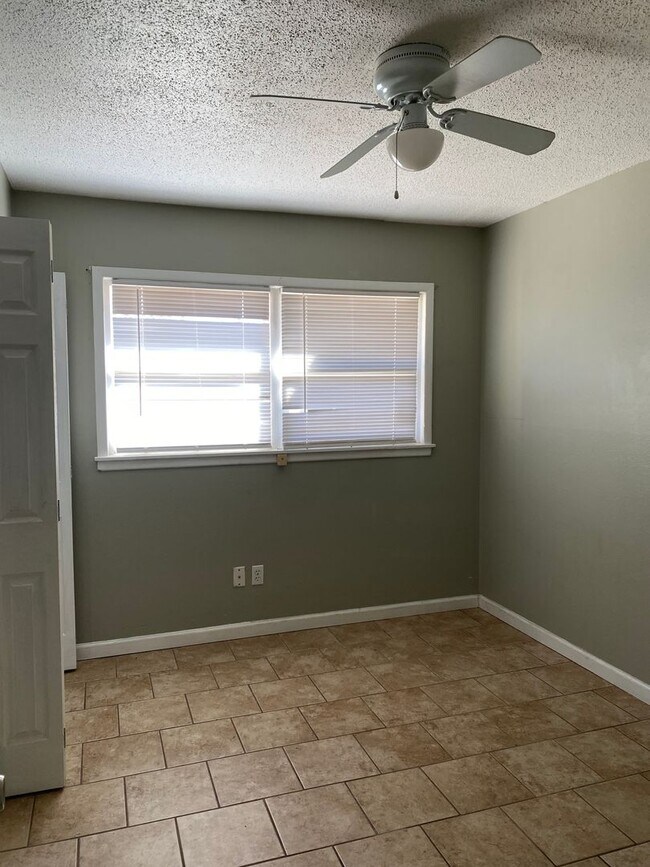 Building Photo - 3/2/1 Great Price Great Location. Available Now!