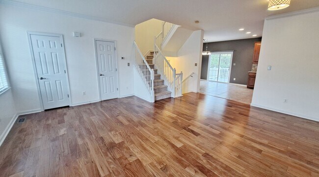 Building Photo - 3 Bed / 2-1/2 Bath Single Family Townhome with 1-Car Garage