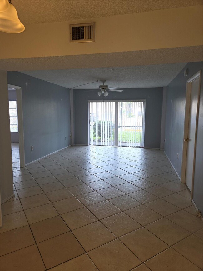 Building Photo - 4158 Inverrary Dr