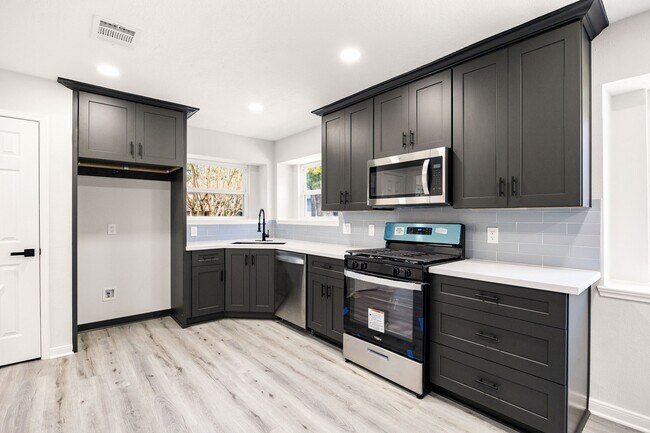 Building Photo - 6527 Rippling Hollow Dr