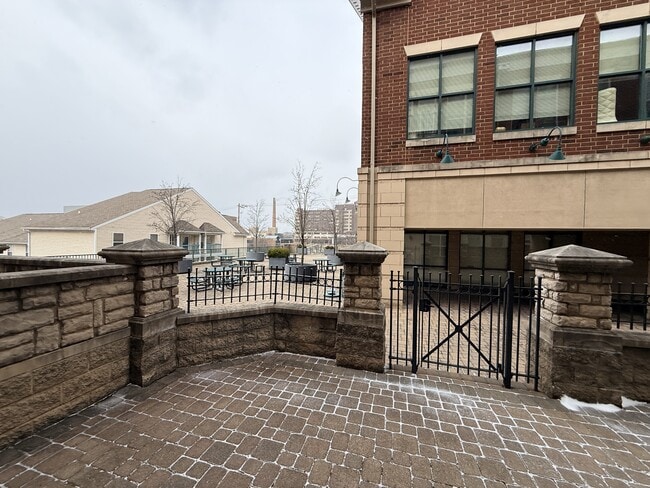 Building Photo - 252 Stetson St