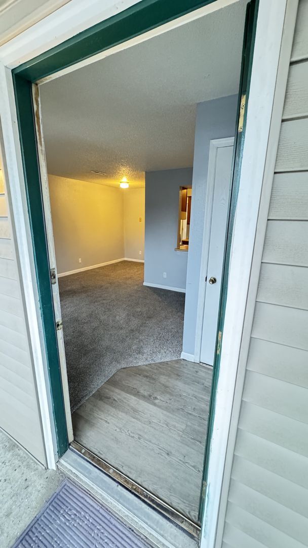 Building Photo - 2 Bedroom, 1 Bathroom Second Floor Apartment!