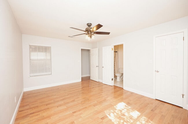 Building Photo - 243 Parkwood Cir