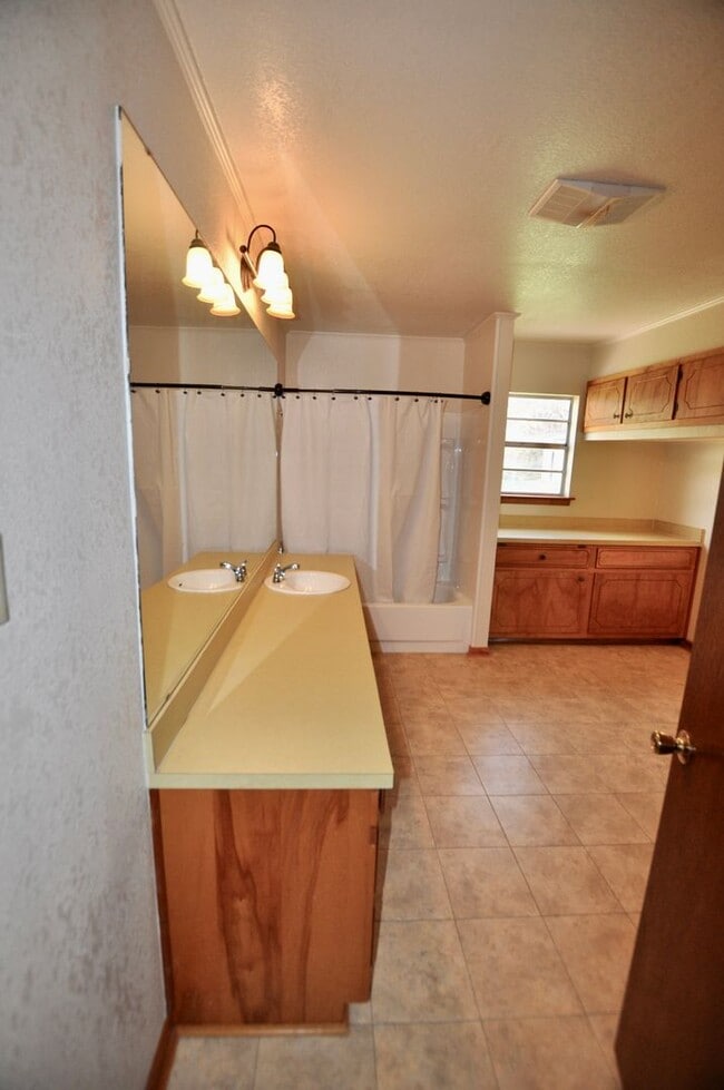 Building Photo - FOR LEASE! Nice 5 BR - 3 Bath - 2,600+ sf ...