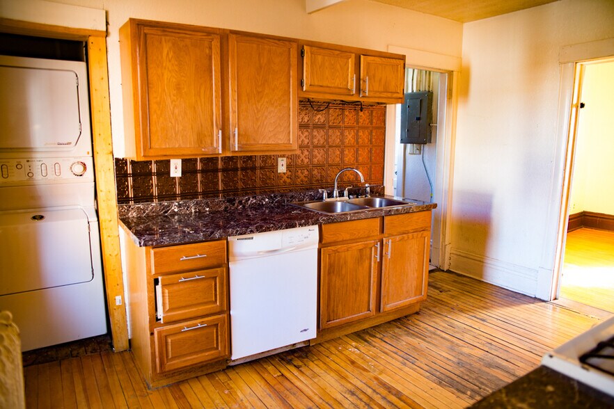 Kitchen - 1309 E Hennepin Ave