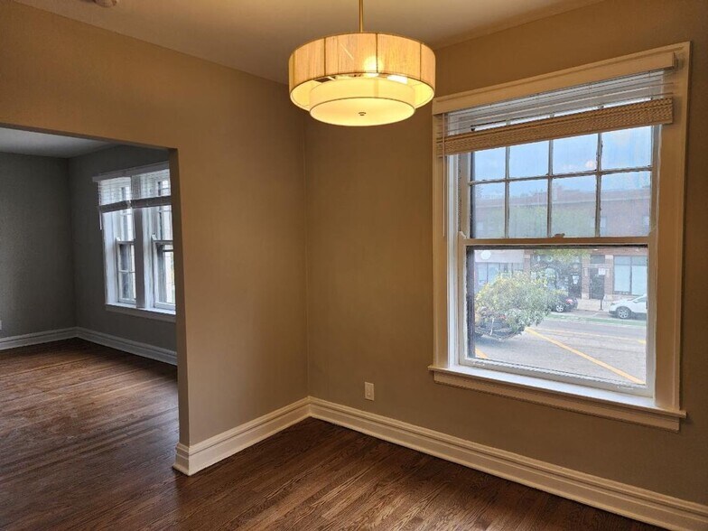 Building Photo - 1601 W Thome Ave